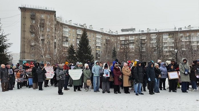 Около 100 человек вышли на митинг в Новосибирске